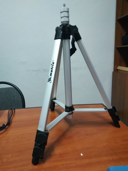 картинка Штатив для лазерного уровня регулируемый Matrix, высота 0,4 - 1,1 м, компактный от магазина "мир Электроники"